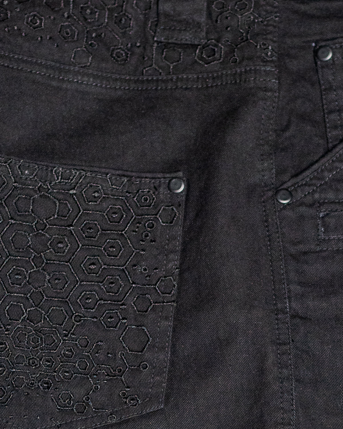 CORSAIRE MEN / STRETCHY DENIM DIGITAL EMBROIDERY - BLACK KAMBOZII