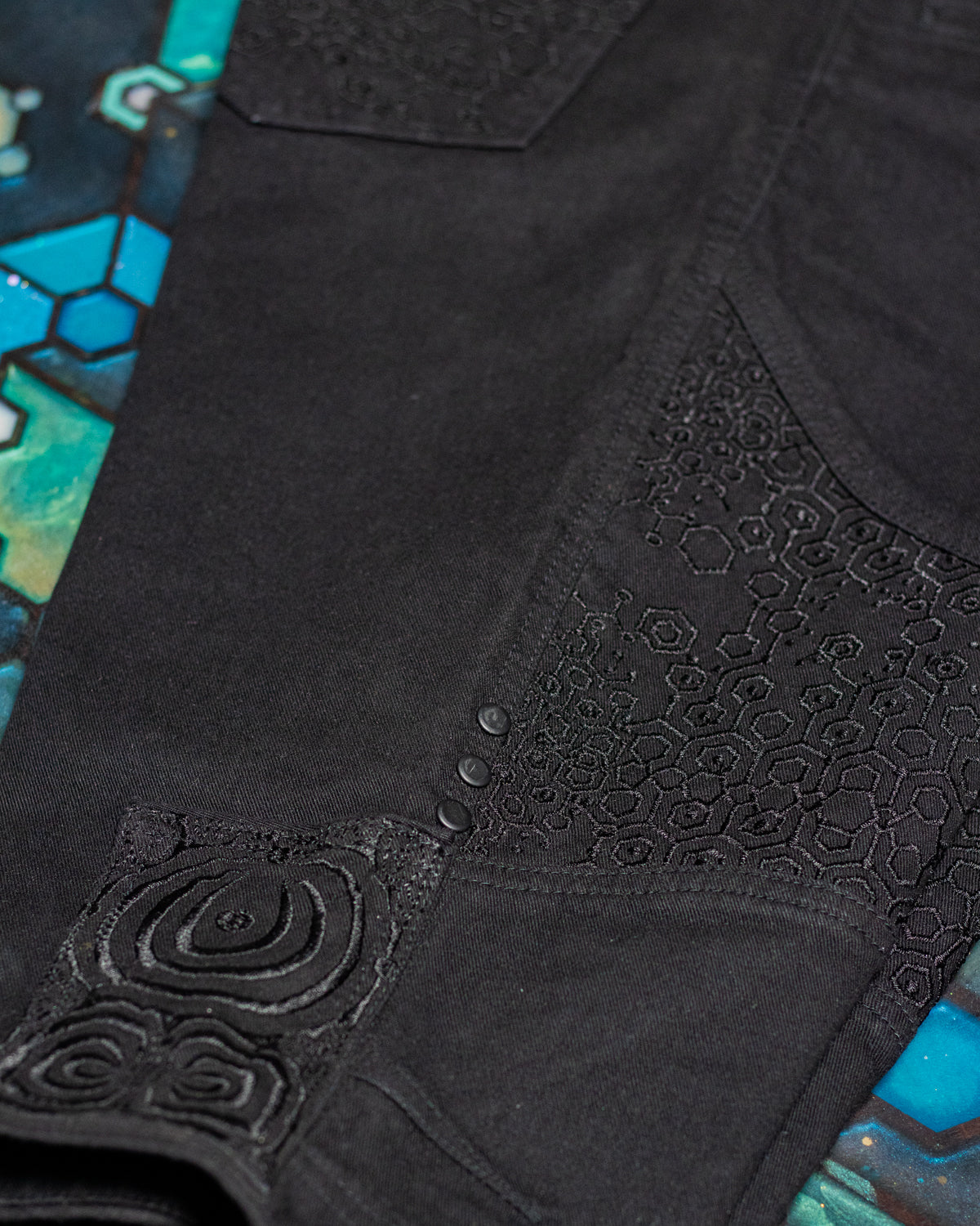 CORSAIRE MEN / STRETCHY DENIM DIGITAL EMBROIDERY - BLACK KAMBOZII