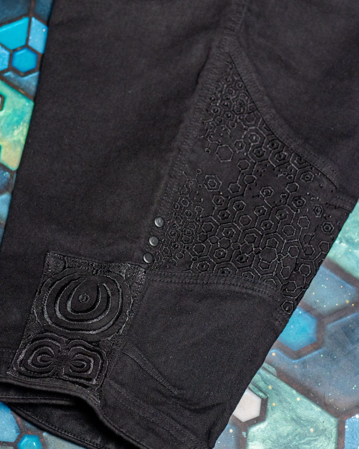 CORSAIRE MEN / STRETCHY DENIM DIGITAL EMBROIDERY - BLACK KAMBOZII
